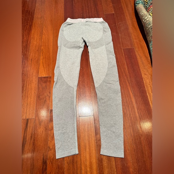 Women’s gym, shark leggings - Picture 3 of 4